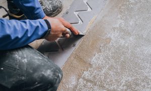 Manos expertas del trabajador instalando juntas. 