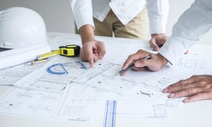 Ingenieros realizando cálculos y analizando la resistencia ideal para sus firmes de concreto