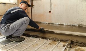 Hombre trabajando en el proceso de creación de firmes de concreto