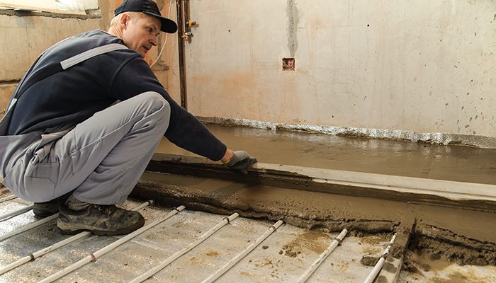 Hombre trabajando en el proceso de creación de firmes de concreto