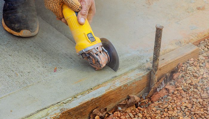Obrero de la construcción está cortando concreto