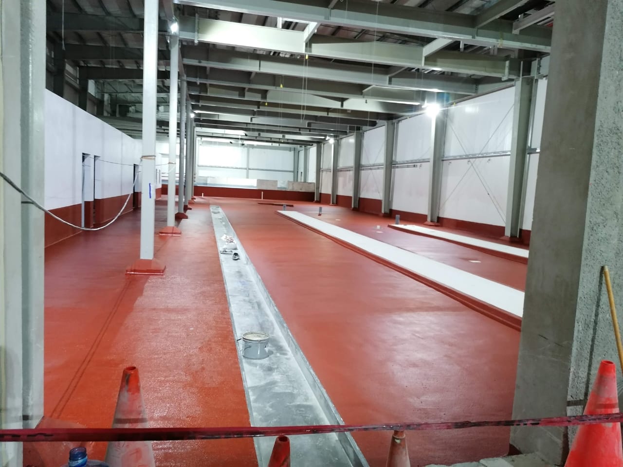 Superficie adaptada para la colocación de un piso de uretano en color rojo.