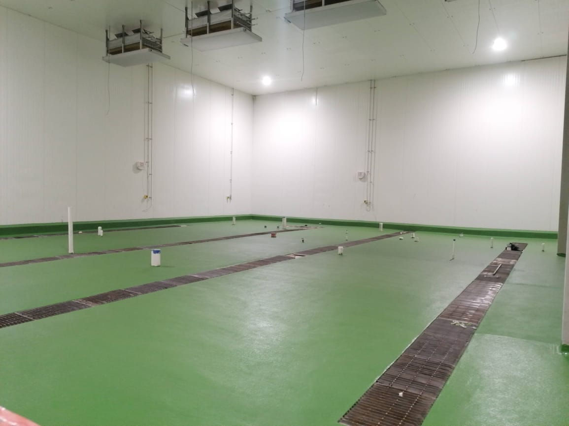 Espacio amplio con piso de uretano en color verde.