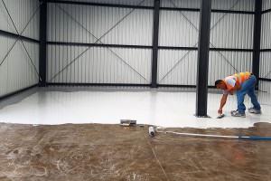 Aplicación de piso epóxico autonivelante. Aplicación de pisos epóxicos autonivelante PSI